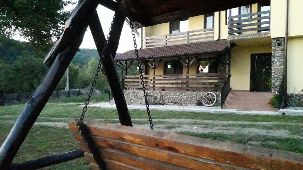 Pensiunea Gradinarilor Cu Ciubar Si Statie De Incarcare Electrica Auto Comanesti  Екстер'єр фото